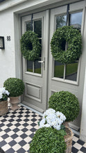 Load image into Gallery viewer, Boxwood wreath
