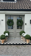 Load image into Gallery viewer, Boxwood wreath
